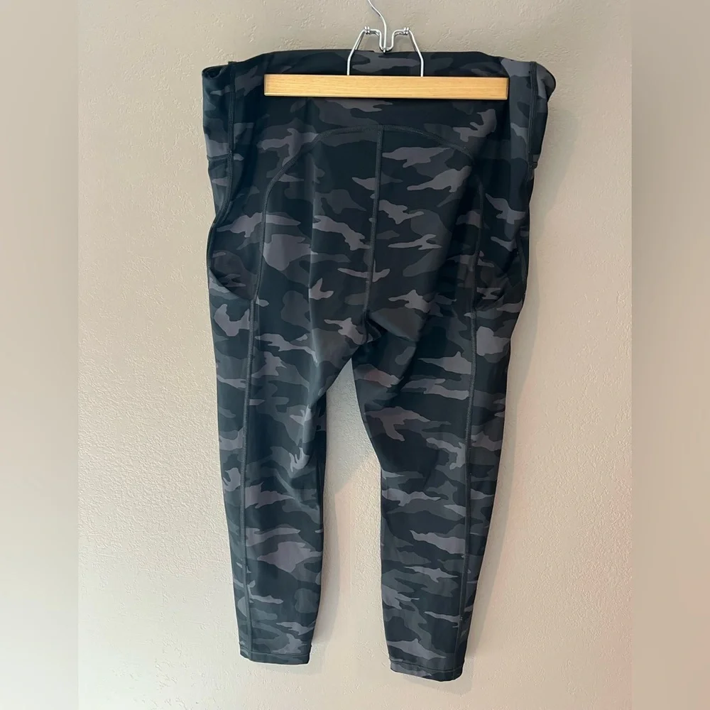 Athleta Ultimate 7/8 Camo Legging - Picture 7 of 11
